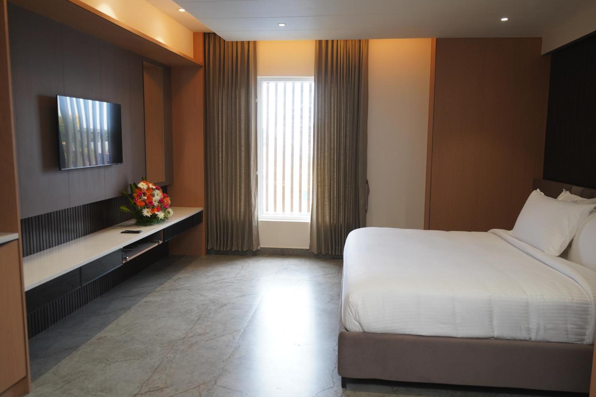 Vantara Suites Vellore Esterno foto