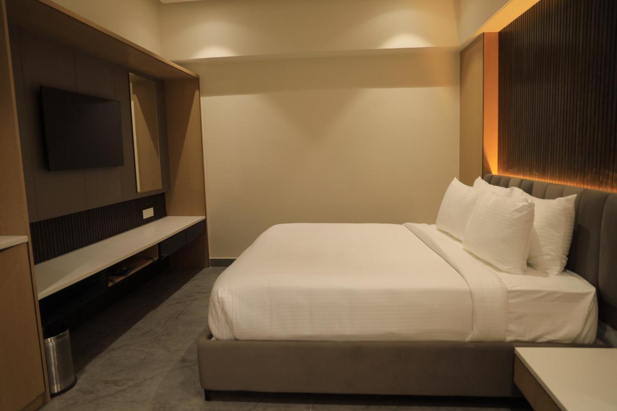 Vantara Suites Vellore Esterno foto