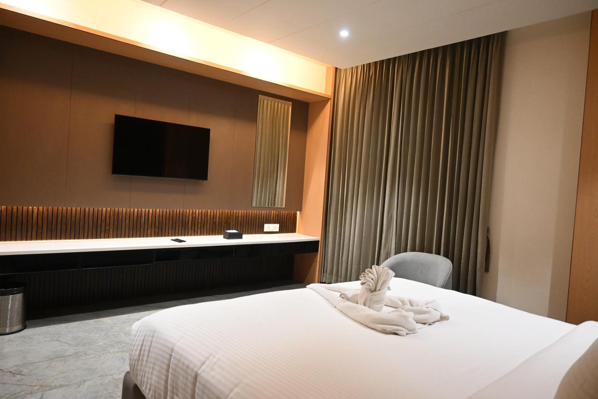 Vantara Suites Vellore Esterno foto